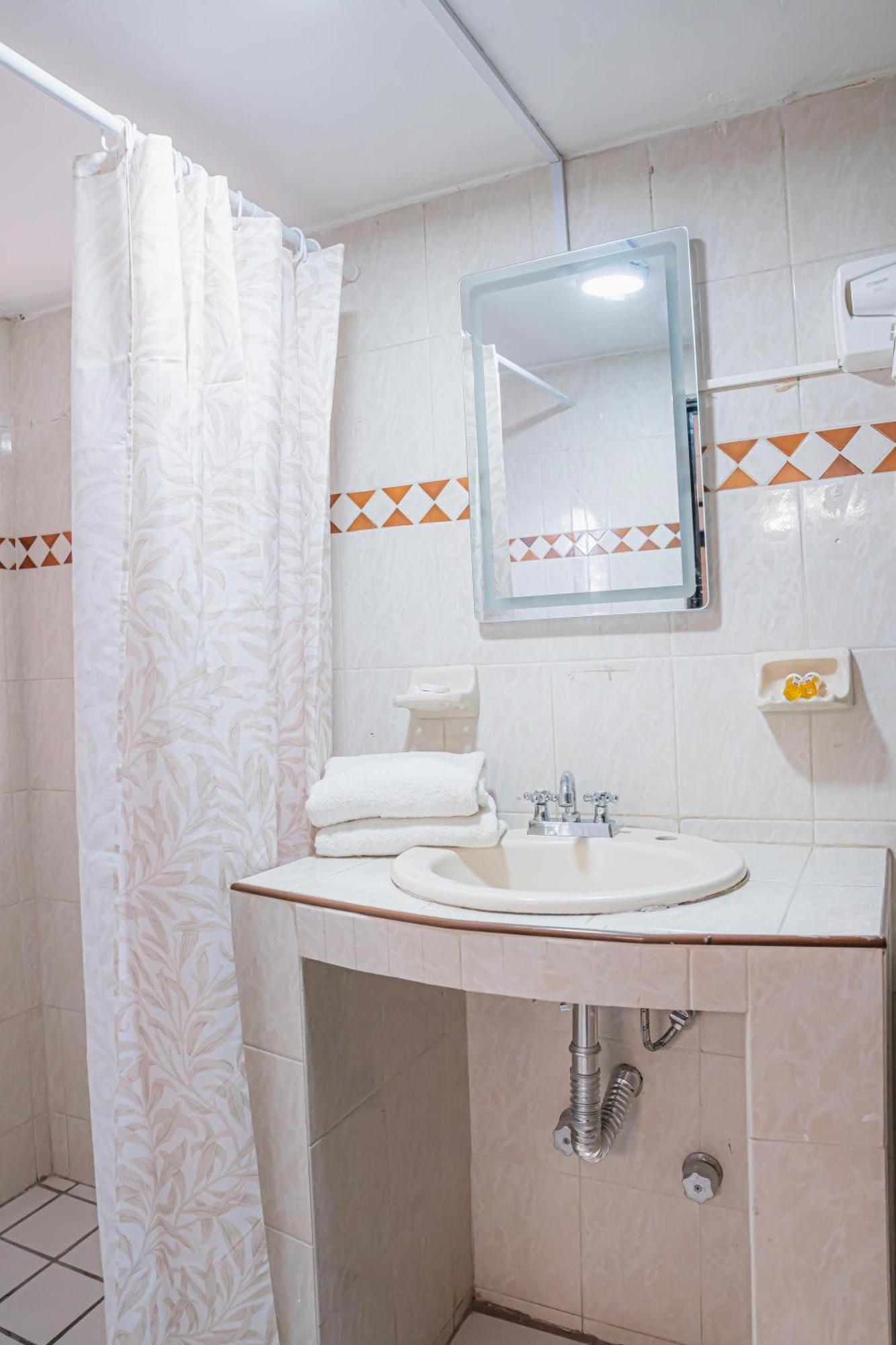 Hotel Zapotlan Ciudad Guzman Esterno foto